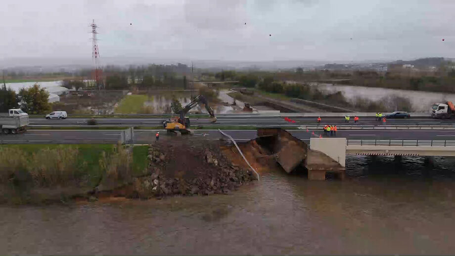 Após parte da principal autoestrada do país ter ruído devido às cheias no Mondego