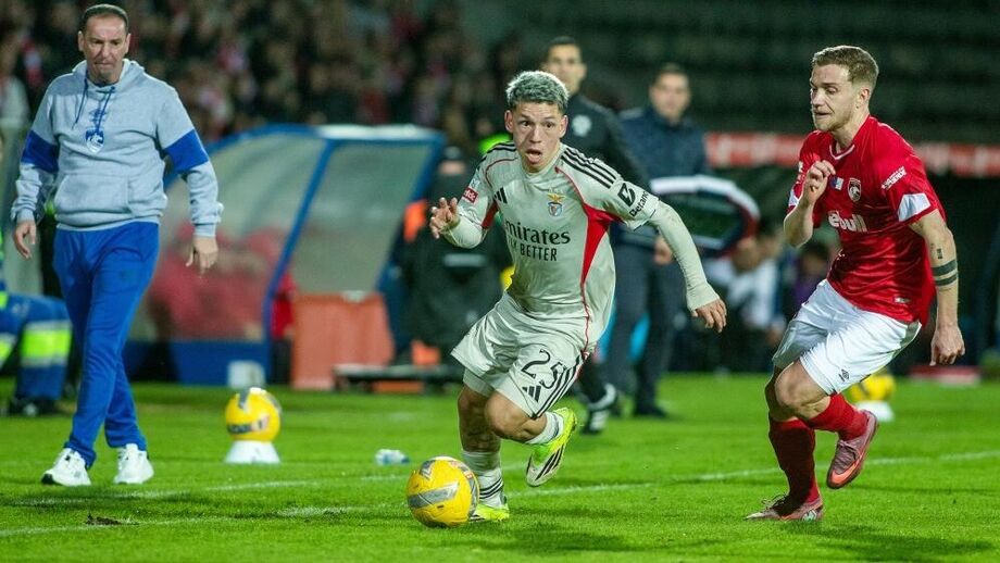 Prestianni falha lance com o AVS e recebe cartão amarelo