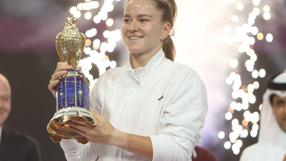 Karolina Muchova ergue o troféu em Doha