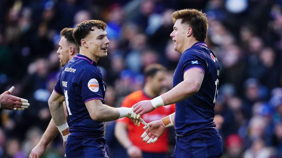 Jogadores da Escócia festejam triunfo sobre a Inglaterra no torneio das Seis Nações