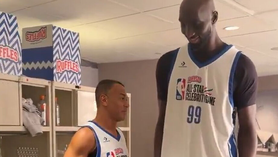 Tacko Fall bem tentou passar despercebido, mas os seus 2,30m não permitiram