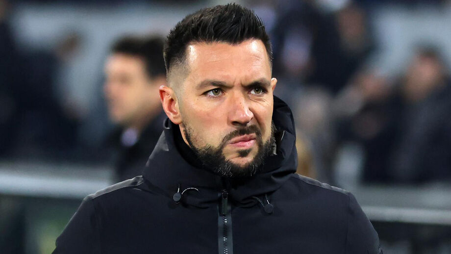 Francesco Farioli reage junto ao banco de suplentes do FC Porto