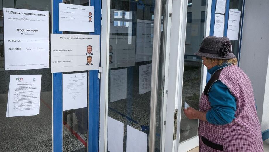 Eleitores de Alcácer do Sal à entrada da escola Básica Pedro Nunes para exercer o seu direito de voto para a 2.ª volta das presidenciais