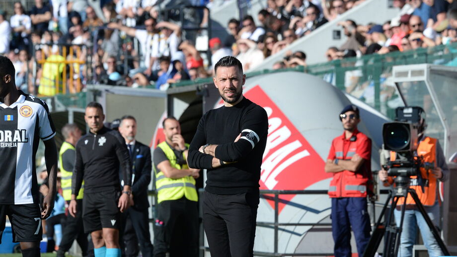 Francesco Farioli no banco do FC Porto na Choupana