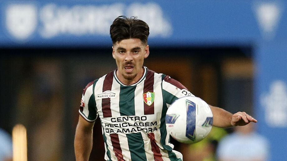 Paulo Moreira em ação pelo E. Amadora