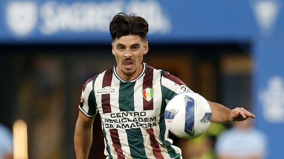 Paulo Moreira em ação pelo E. Amadora