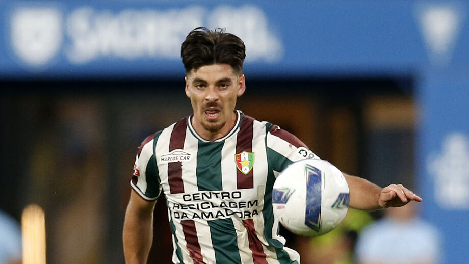 Paulo Moreira em ação pelo E. Amadora