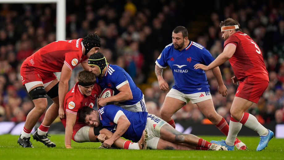 Jogadores de râguebi disputam a bola durante o jogo entre França e País de Gales