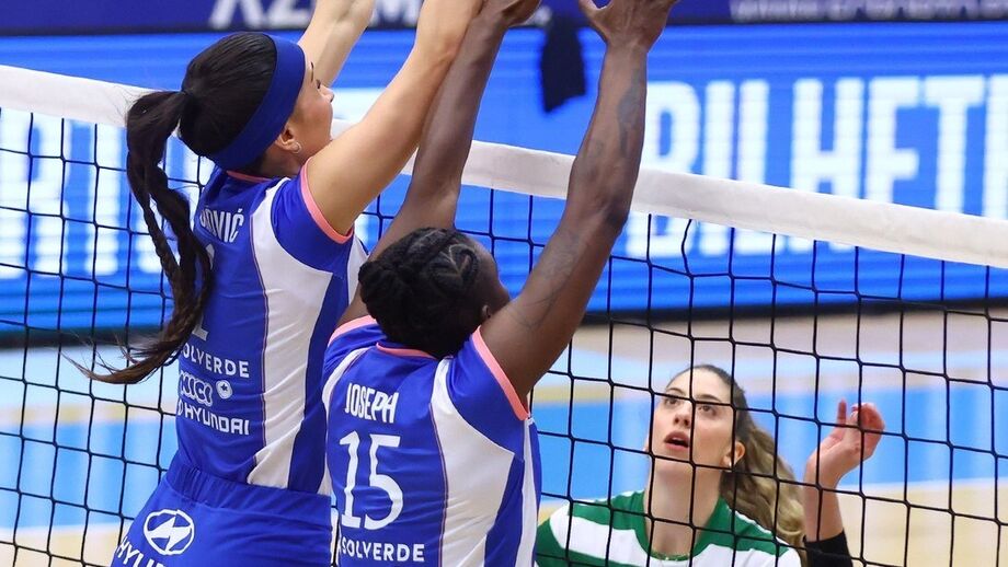 Jogo de voleibol com atletas do FC Porto e Sporting CP na disputa pela bola