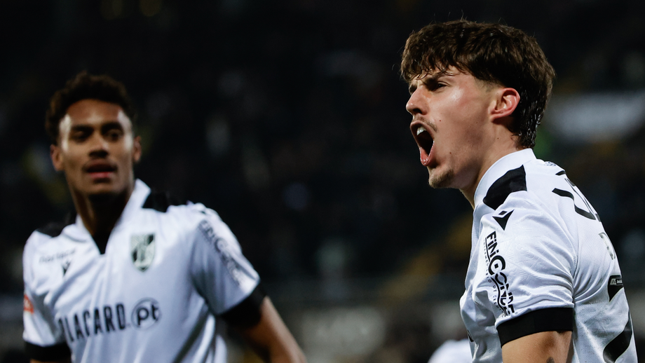 Thiago Balieiro festeja golo na estreia a titular pela equipa principal do Vitória