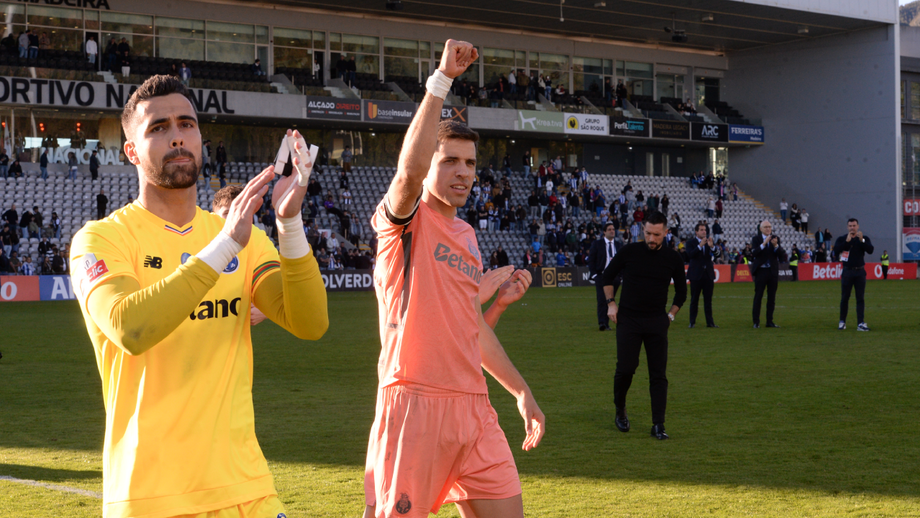Diogo Costa e Bednarek festejam junto dos adeptos do FC Porto na Choupana