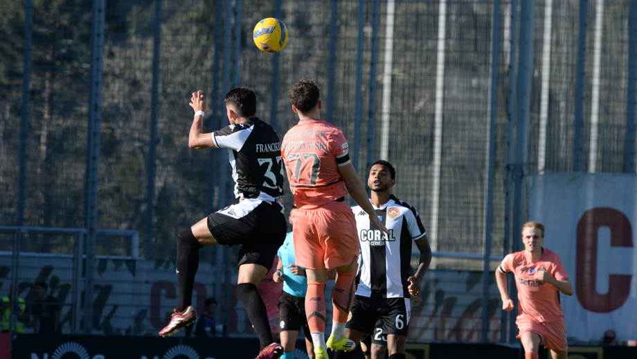 Jogadores disputam lance pelo ar durante o Nacional-FC Porto