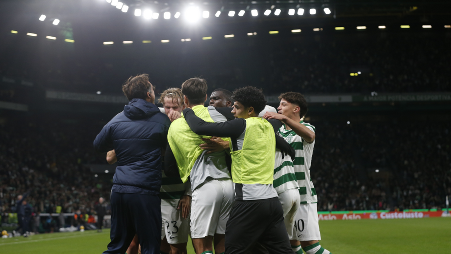 Jogadores do Sporting festejam golo tardio de Bragança frente ao Famalicão