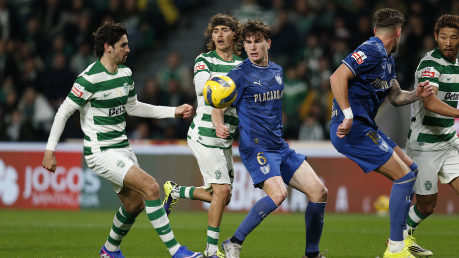 Jogadores de Sporting e Famalicão disputam a bola durante o jogo