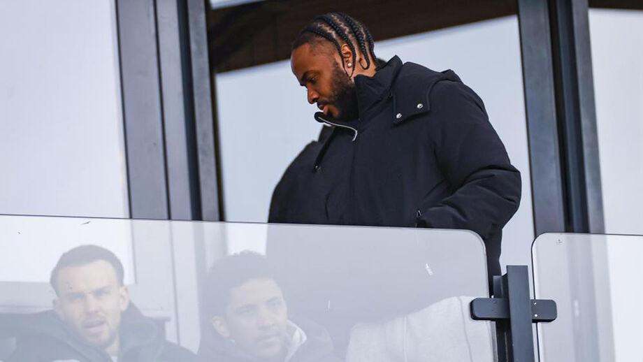 Van Persie anuncia que Feyenoord vai treinar em outro país para... integrar Raheem Sterling