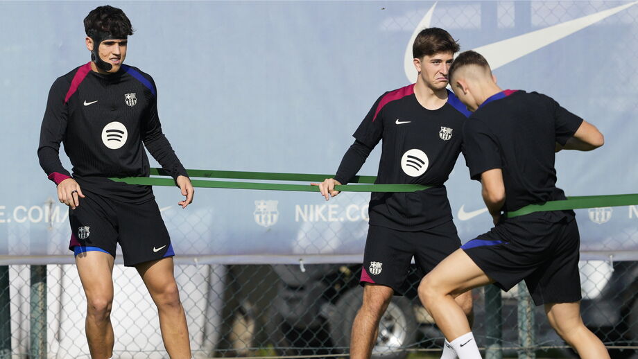 Pau Cubarsí (à esq.) com a máscara que fez rir os colegas