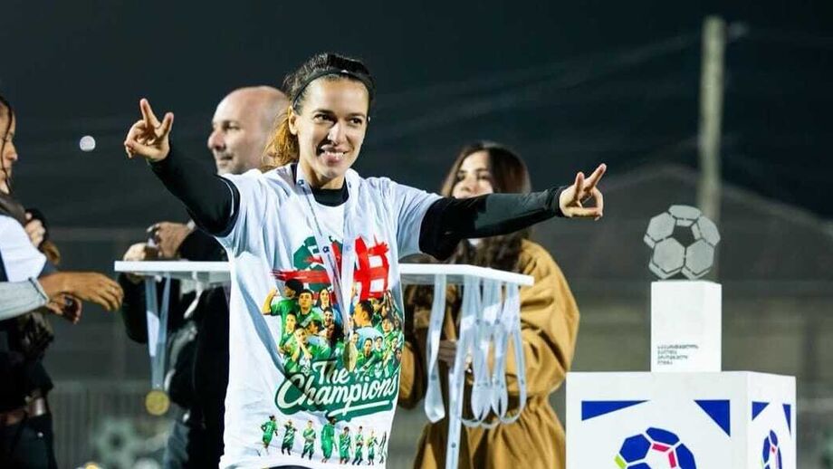 Solange ergueu dois troféus na Geórgia