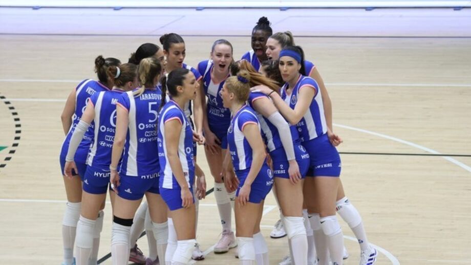 Equipa de voleibol reúne-se para planear a estratégia de jogo