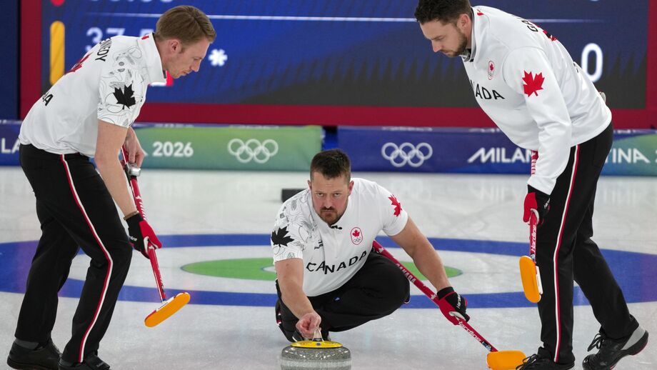 Atletas do Canadá competem em curling nos Jogos Olímpicos de Inverno