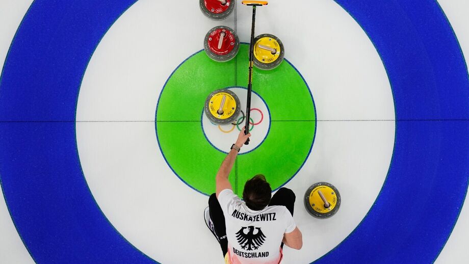 Atleta alemão compete no curling nos Jogos Olímpicos