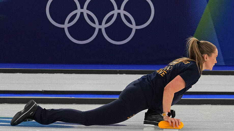 Atleta compete em curling nos Jogos Olímpicos