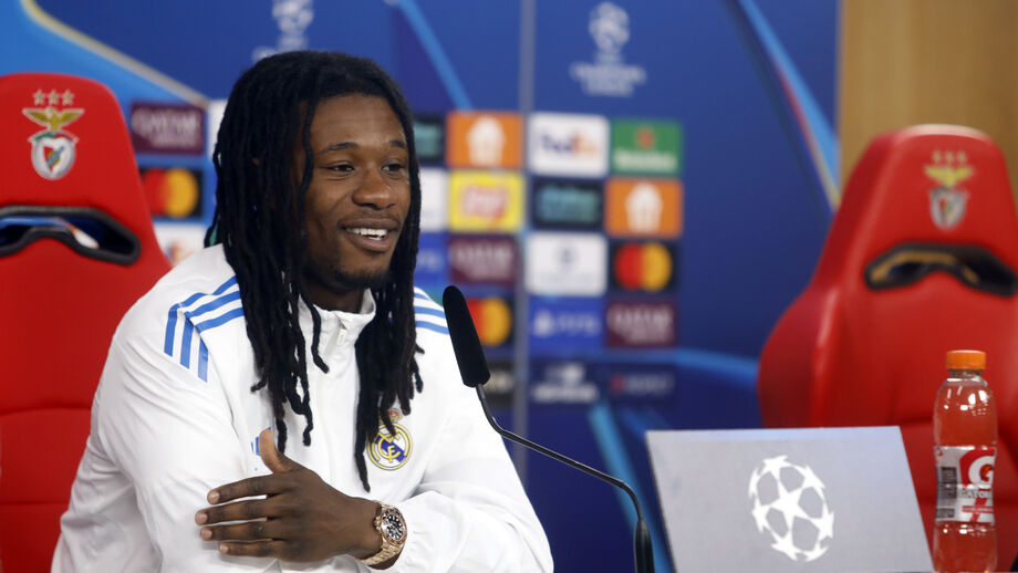 Eduardo Camavinga na sala de imprensa do Estádio da Luz