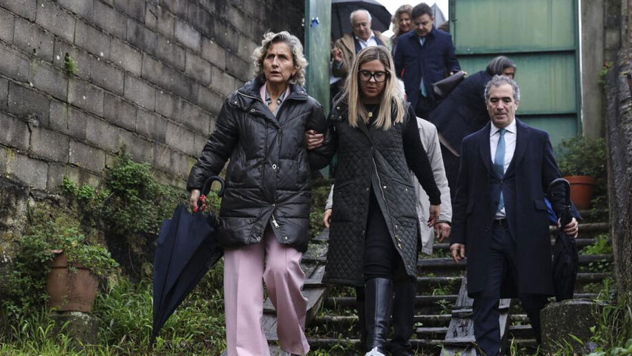 Margarida Balseiro Lopes, acompanhada pela presidente da Câmara de Coimbra, Ana Abrunhosa, durante a visita à Cerca de Santo Agostinho, no âmbito de uma deslocação para observar locais afetados pelo mau tempo em Coimbra
