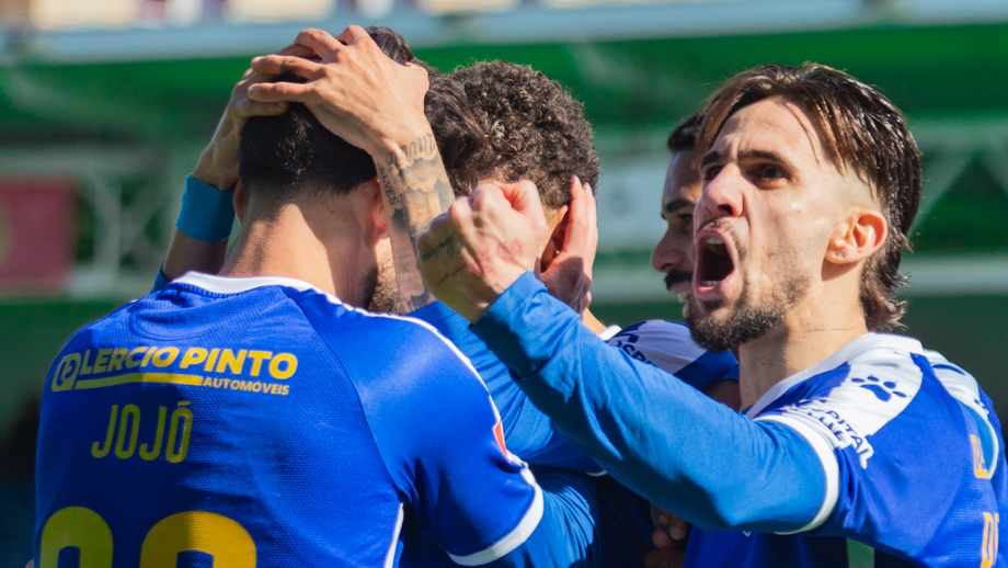 Jogadores do Feirense festejam