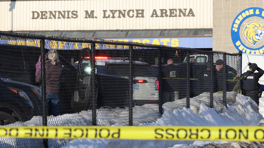 Tragédia no Estados Unidos: pelo menos três mortos em tiroteio num jogo de hóquei no gelo entre escolas