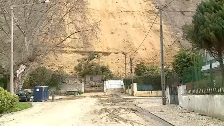 Três habitações ficaram soterrada