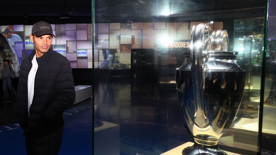 Thiago Silva 'namorou' troféu da Liga dos Campeões