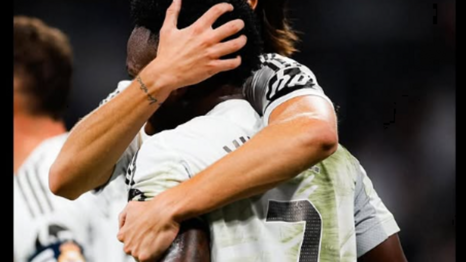 Álvaro Carreras e Vinícius Jr.