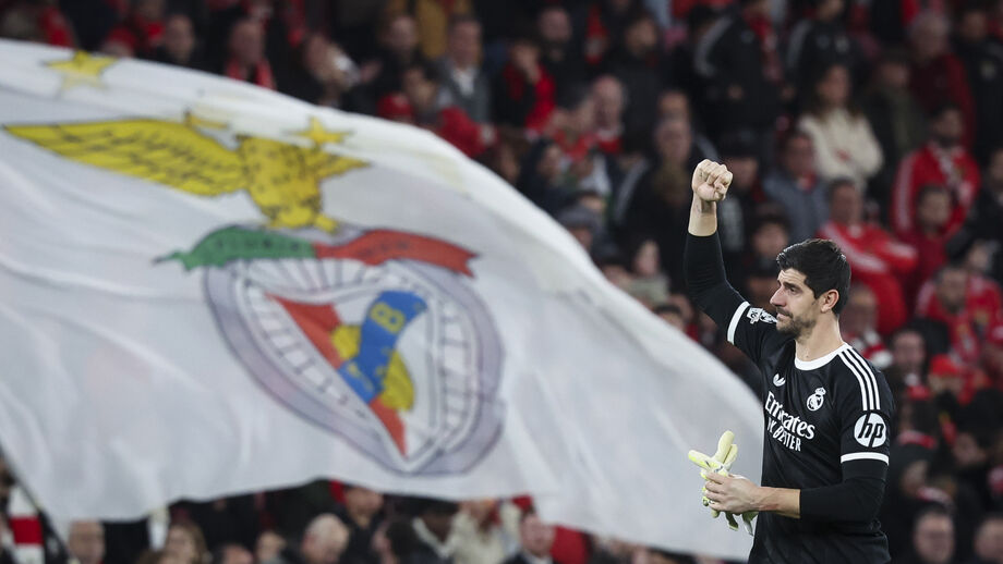 Courtois a festejar vitória do Real Madrid no Estádio da Luz
