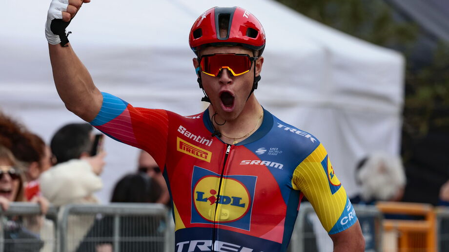 Jonathan Milan triunfal na 4.ª etapa da Volta aos Emirados