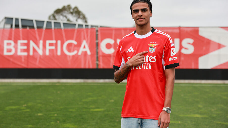 Paulo Souza assina contrato profissional
