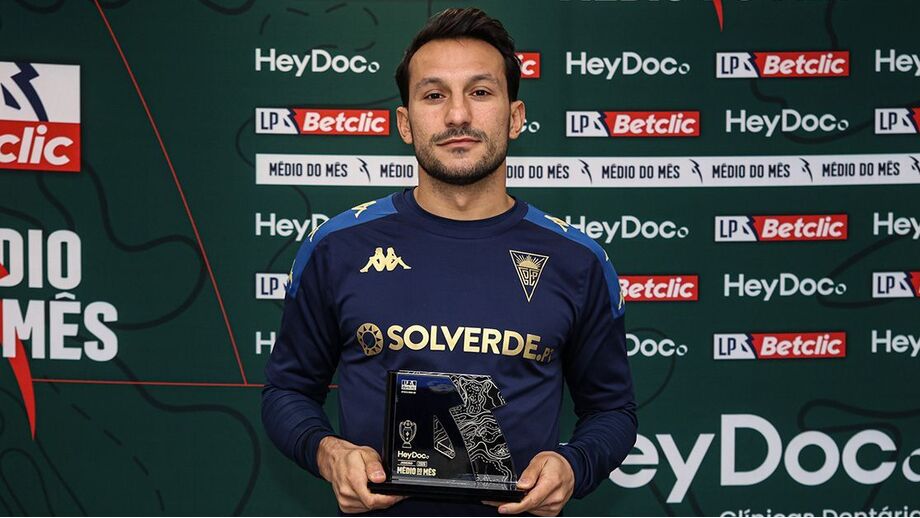 João Carvalho recebe prémio de melhor médio do mês