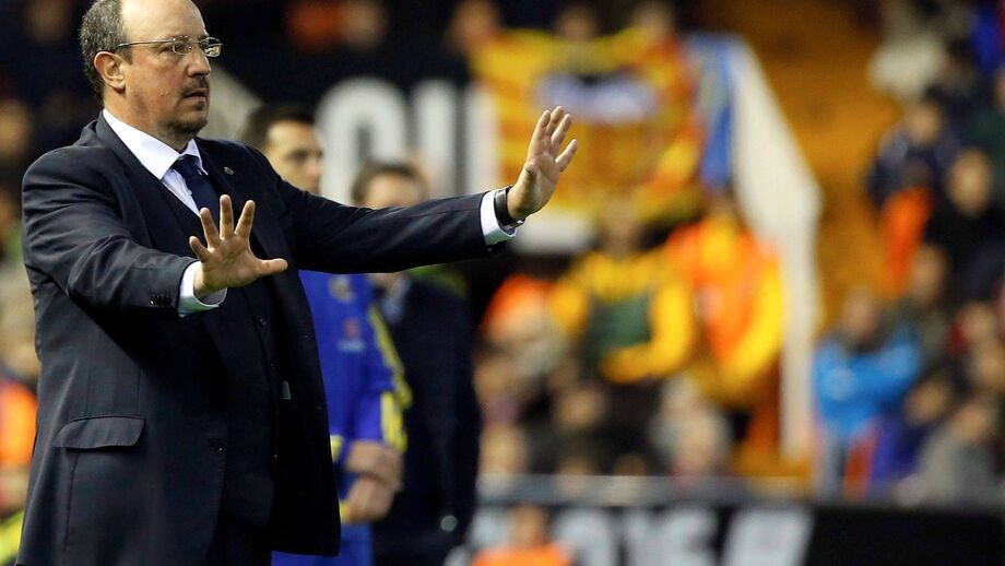 Rafa Benítez gesticula durante um jogo de futebol