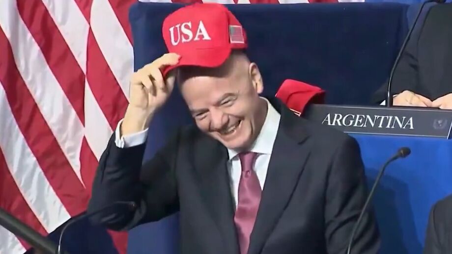 Infantino usa boné dos EUA oferecido por Trump e gera polémica