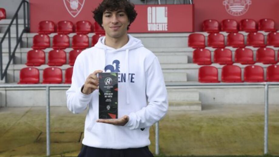 Bassco Soyer recebe o prémio de janeiro