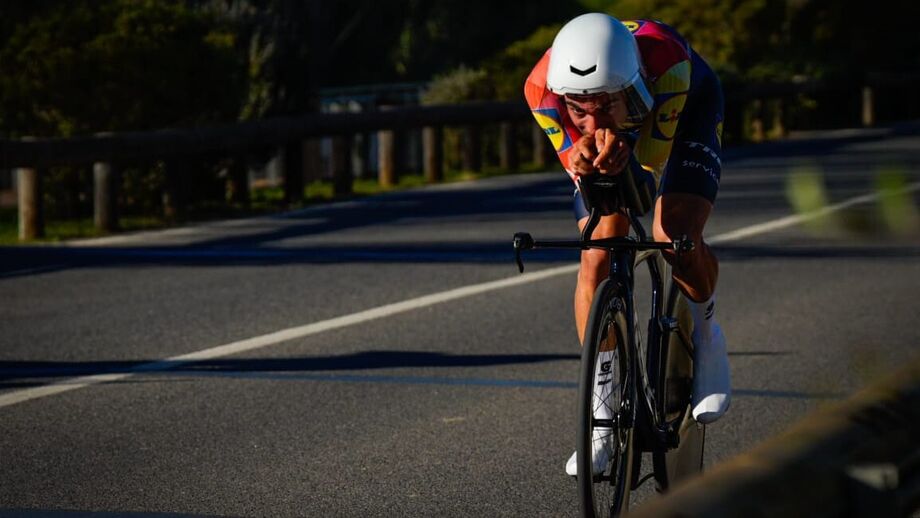 Juan Ayuso em ação no contrarrelógio
