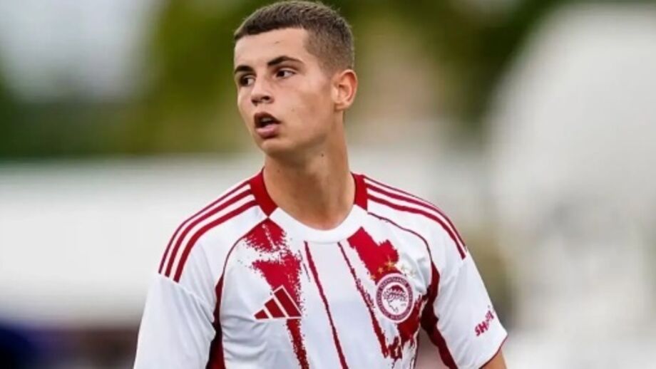 Paris SG observa Mouzakitis, médio grego de 19 anos