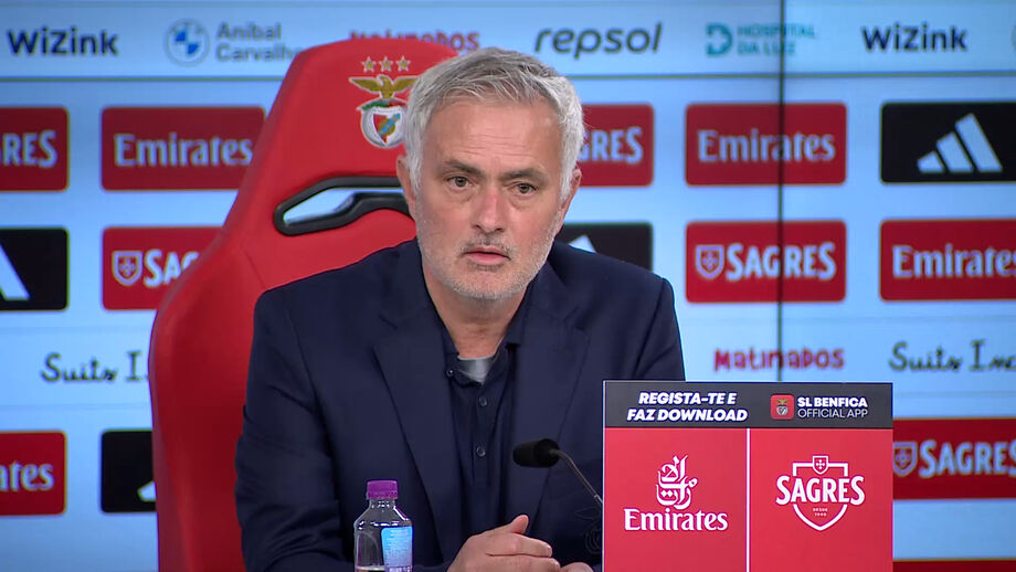 Treinador do Benfica diz que o capitão saiu apenas por gestão