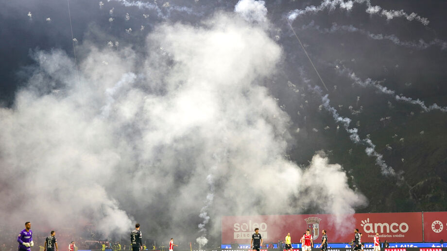 Jogo chegou a estar interrompido nos minutos iniciais devido ao lançamento de tochas