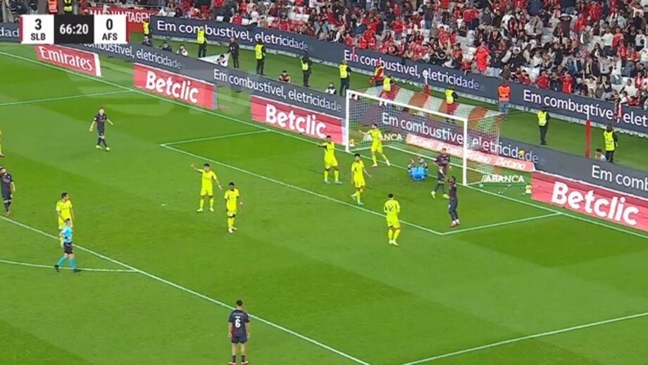 Benfica reclama de decisão ao minuto 67