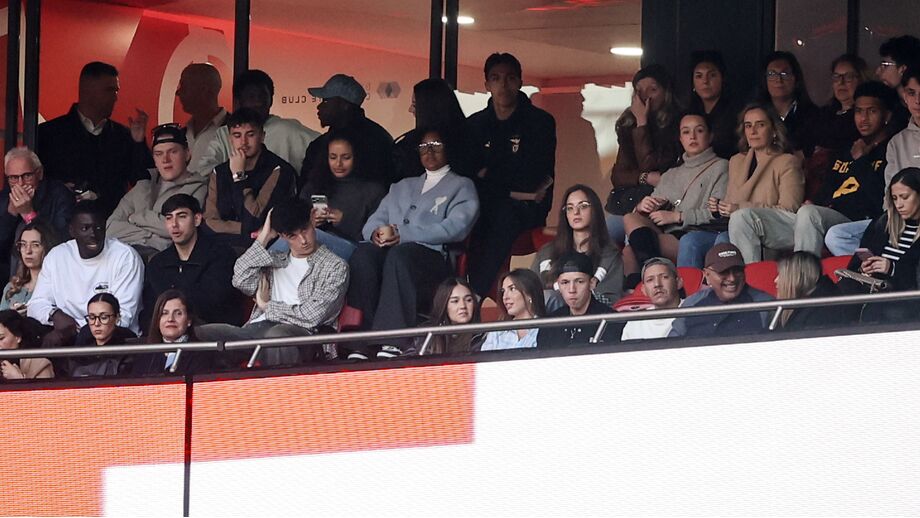 Prestianni na bancada a assistir ao Benfica-AVS