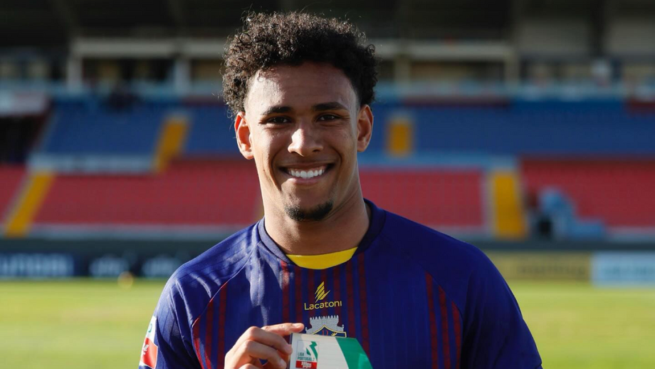 Reinaldo recebeu prémio de melhor em campo frente ao Farense