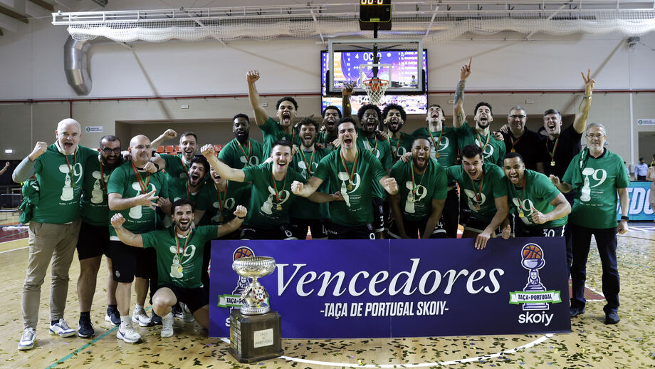 Sporting ergue o troféu em Albufeira