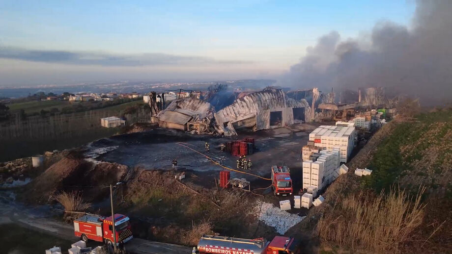 No combate às chamas estiveram envolvidos mais de 100 operacionais