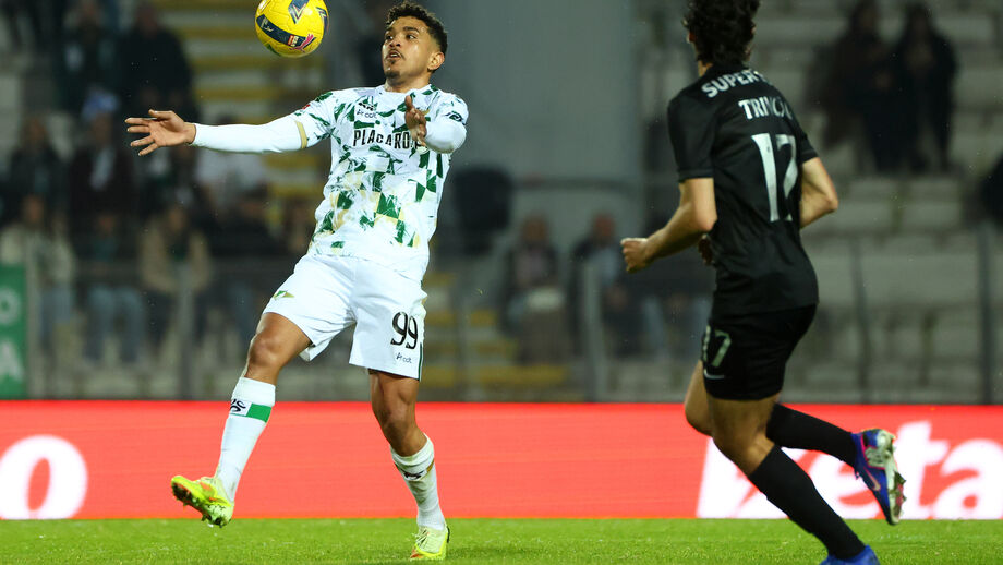 Yan Lincon em ação no jogo com o Sporting