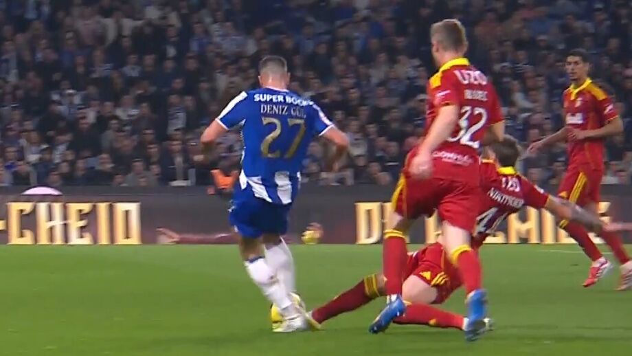 Lance polémico no final da 1.ª parte: FC Porto pediu penálti sobre Deniz Gül, mas nada foi assinalado